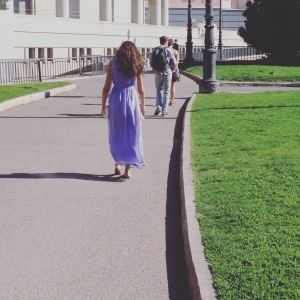 Mujer paseando por concreso senado